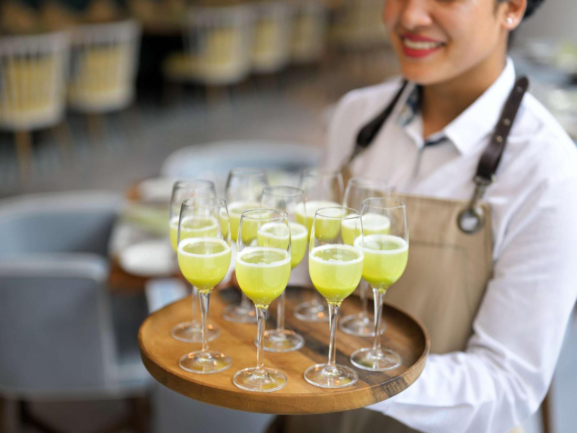 Moevenpick Hotel & Apartments Ghala Mascate Extérieur photo A server holding a tray of cocktails