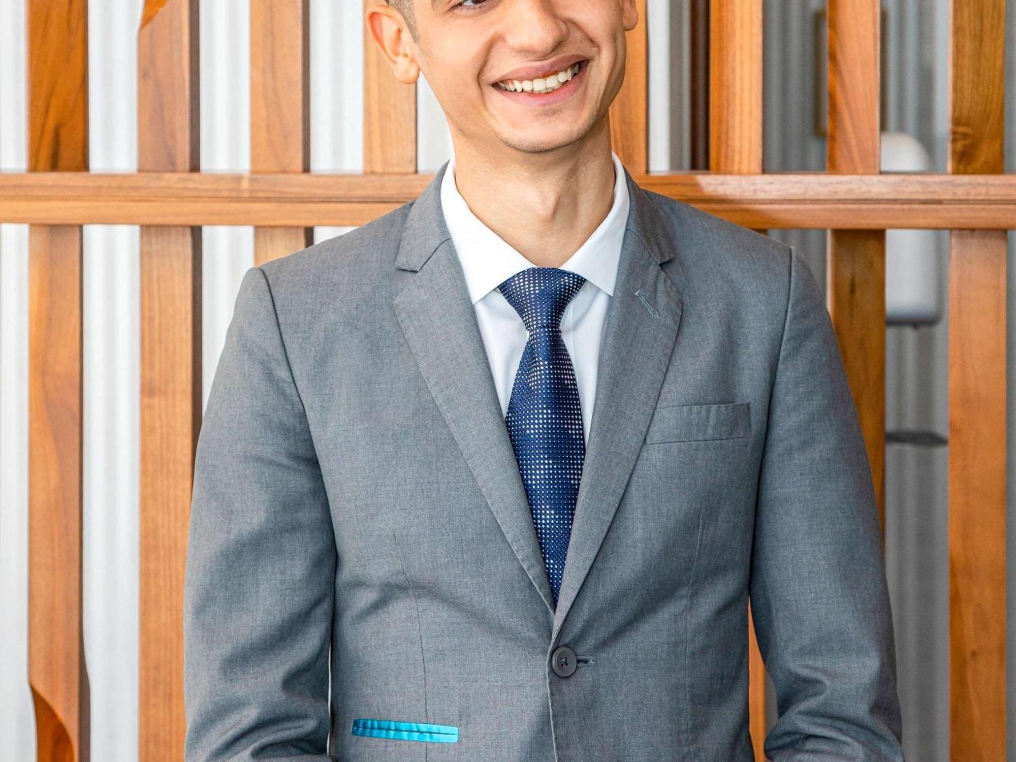 Moevenpick Hotel & Apartments Ghala Mascate Extérieur photo A man wearing a suit