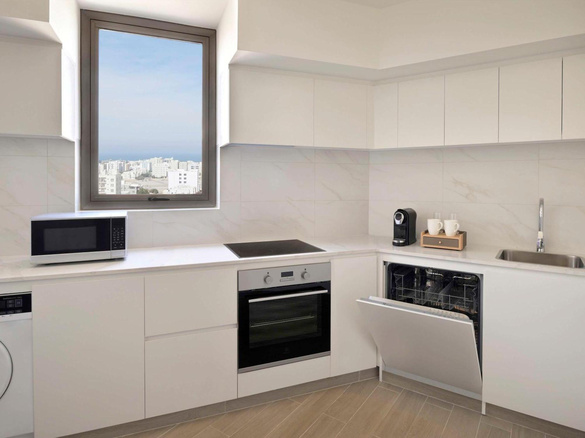 Moevenpick Hotel & Apartments Ghala Mascate Extérieur photo A modern kitchen