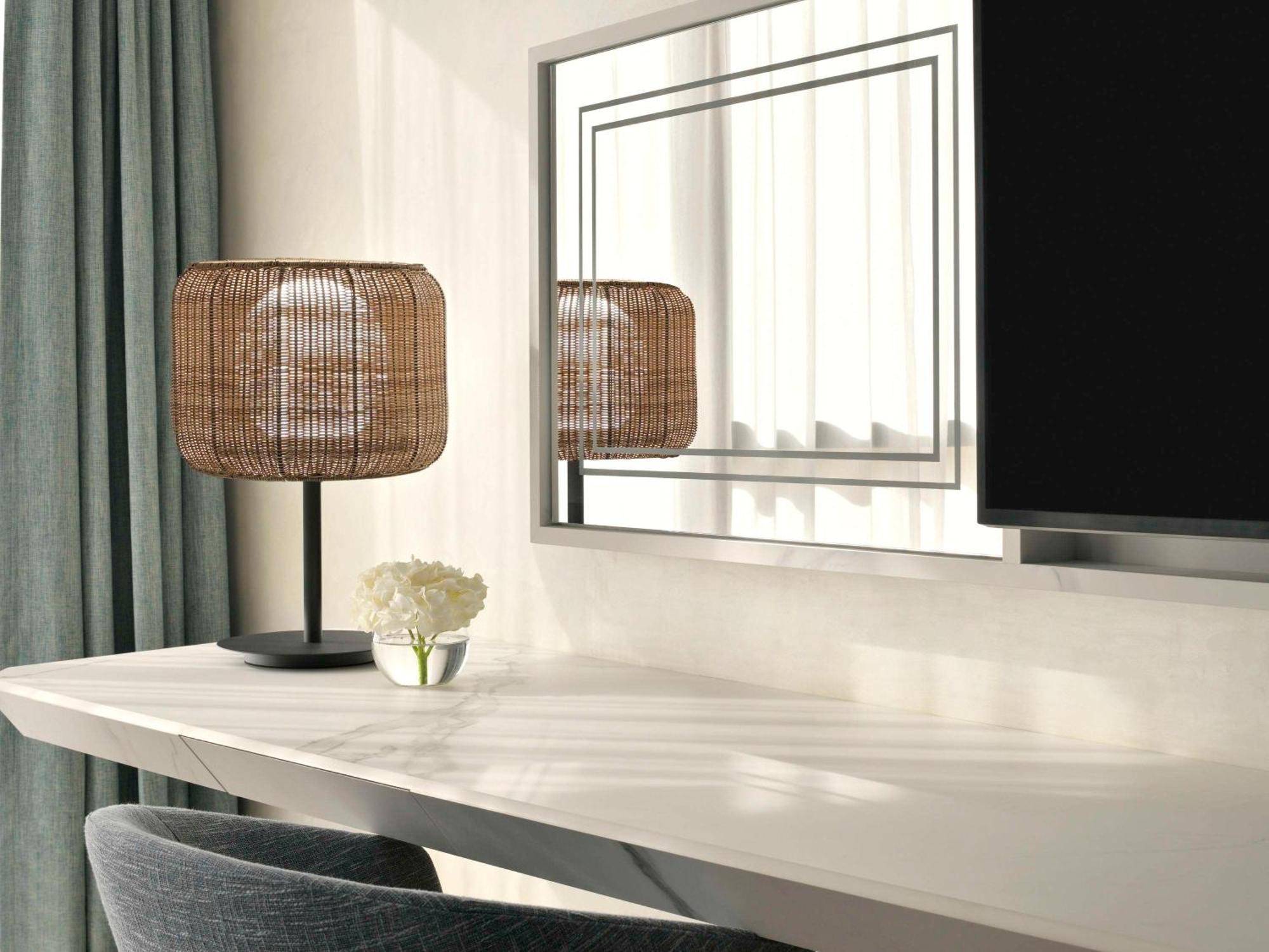 Moevenpick Hotel & Apartments Ghala Mascate Extérieur photo A table lamp