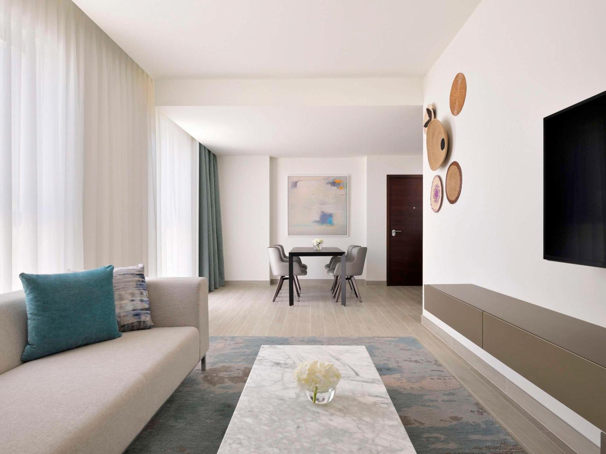 Moevenpick Hotel & Apartments Ghala Mascate Extérieur photo A living room at the hotel